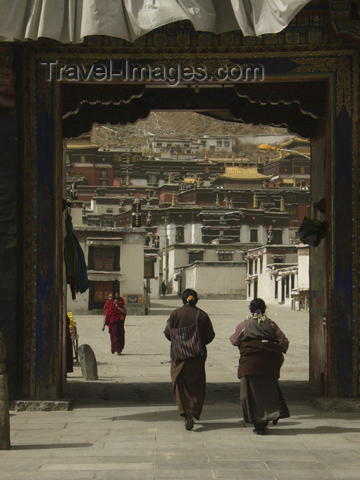 tibet39: Tibet - Shigatse / Xigazê: gate - photo by M.Samper  - (c) Travel-Images.com - Stock Photography agency - Image Bank