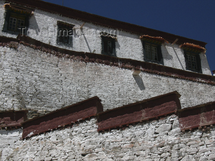 tibet41: Tibet - Gyantse: windows of the fortress - photo by M.Samper - (c) Travel-Images.com - Stock Photography agency - Image Bank