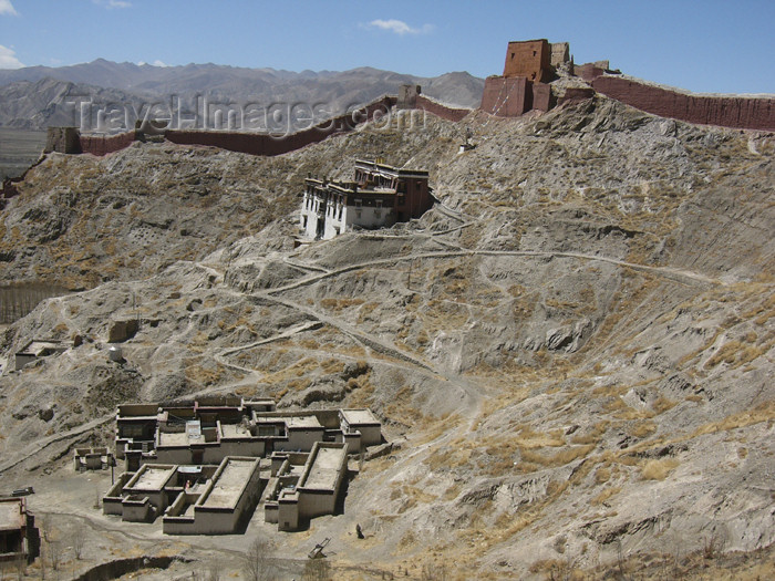 tibet42: Tibet - Gyantse: defensive walls - photo by M.Samper - (c) Travel-Images.com - Stock Photography agency - Image Bank