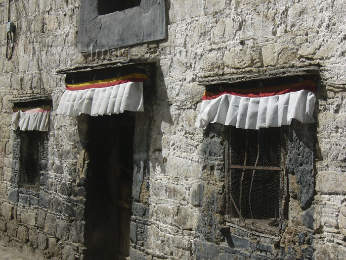 tibet46: Tibet - Lhasa: plain house - photo by M.Samper - (c) Travel-Images.com - Stock Photography agency - Image Bank