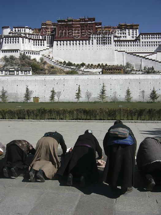 tibet52: Tibet - Lhasa: Potala Palace - prostrated Buddhist devotees - photo by M.Samper - (c) Travel-Images.com - Stock Photography agency - Image Bank