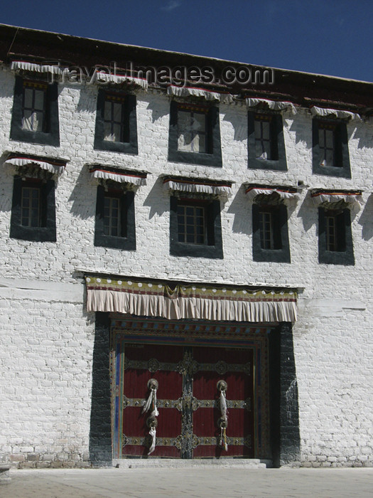 tibet55: Tibet - Lhasa: Potala Palace - gate and white facade - photo by M.Samper - (c) Travel-Images.com - Stock Photography agency - Image Bank