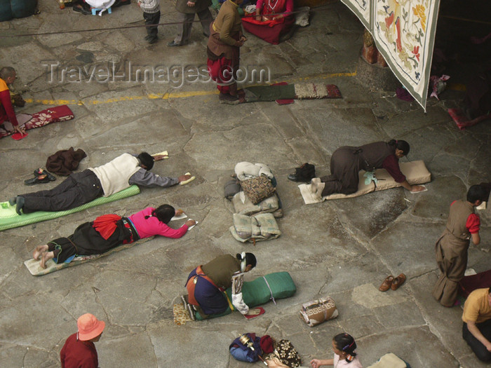 tibet62: Tibet - Lhasa: Jokhang Temple - Buddhist pilgrims prostrating - photo by M.Samper - (c) Travel-Images.com - Stock Photography agency - Image Bank