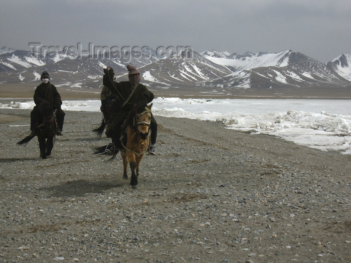 tibet63: Tibet - Namtso Lake: riders - photo by M.Samper - (c) Travel-Images.com - Stock Photography agency - Image Bank