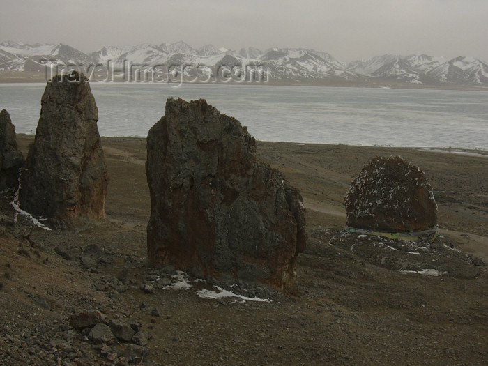 tibet64: Tibet - Namtso Lake: rock formations near Tashi Dor monastery - photo by M.Samper - (c) Travel-Images.com - Stock Photography agency - Image Bank
