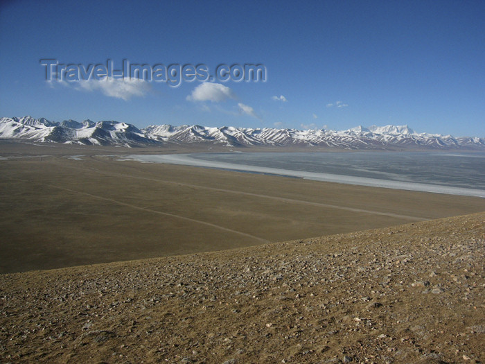 tibet65: Tibet - Namtso Lake - beach in the Himalyaian plateau - the highest salt lake in the world, at an elevation of 4,718 m - photo by M.Samper - (c) Travel-Images.com - Stock Photography agency - Image Bank