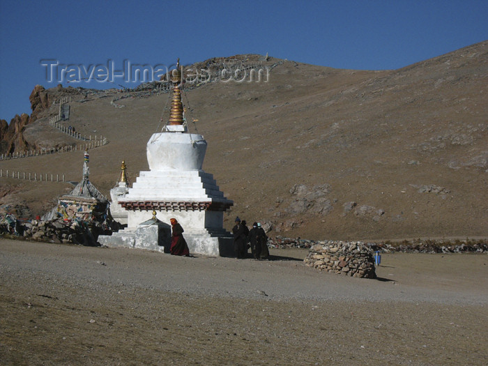 tibet66: Tibet - Namtso Lake: white stupa / chorten - photo by M.Samper - (c) Travel-Images.com - Stock Photography agency - Image Bank