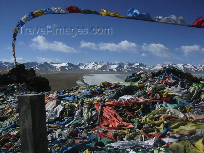 tibet67: Tibet - Namtso Lake: Buddhist prayer flags - photo by M.Samper - (c) Travel-Images.com - Stock Photography agency - Image Bank