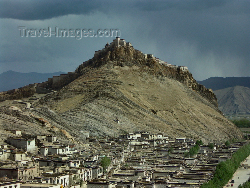 tibet7: Tibet - Gyantse: the Dzong dominates the town - castle - photo by P.Artus - (c) Travel-Images.com - Stock Photography agency - Image Bank