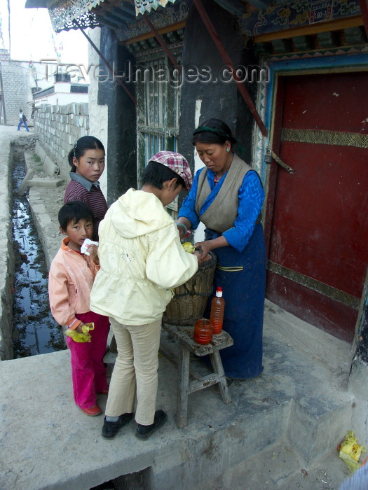 tibet8: Tibet - Shigatse / Samdruptse - Xigazê Prefecture: street scene - photo by P.Artus - (c) Travel-Images.com - Stock Photography agency - Image Bank