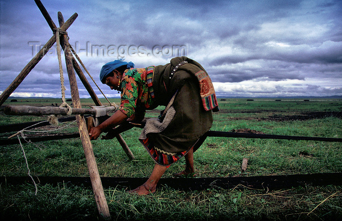 tibet93: Tibet - girl weaving yak hair tent cloth - photo by Y.Xu - (c) Travel-Images.com - Stock Photography agency - Image Bank