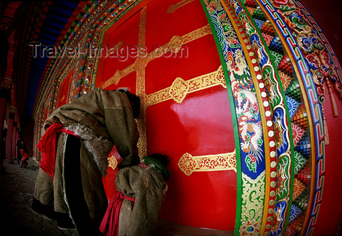 tibet97: Tibet - pilgrims worshipping - temple gate - fish-eye view - photo by Y.Xu - (c) Travel-Images.com - Stock Photography agency - Image Bank