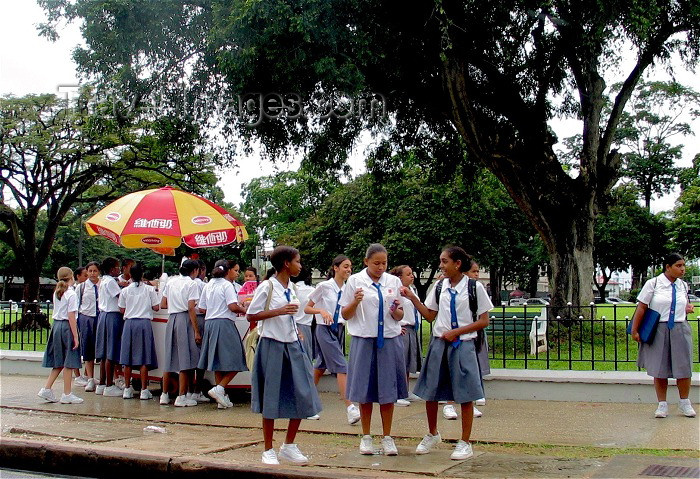 trinidad-tobago16: Trinidad - Port of Spain: students take a break - photo by P.Baldwin - (c) Travel-Images.com - Stock Photography agency - Image Bank