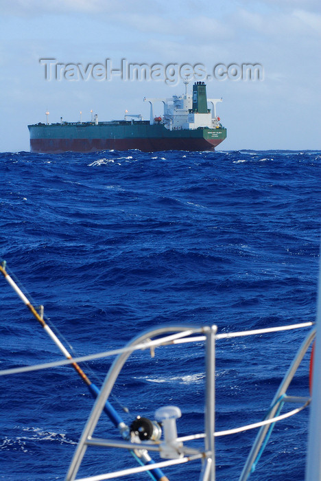 trinidad-tobago29: Caribbean Sea: meeting a tanker - the Mercury Glory - built by the Daewoo shipyard - IMO: 9203289, Port of Registry: Panama - double-hull Very Large Crude Carrier - VLCC - photo by E.Petitalot - (c) Travel-Images.com - Stock Photography agency - Image Bank