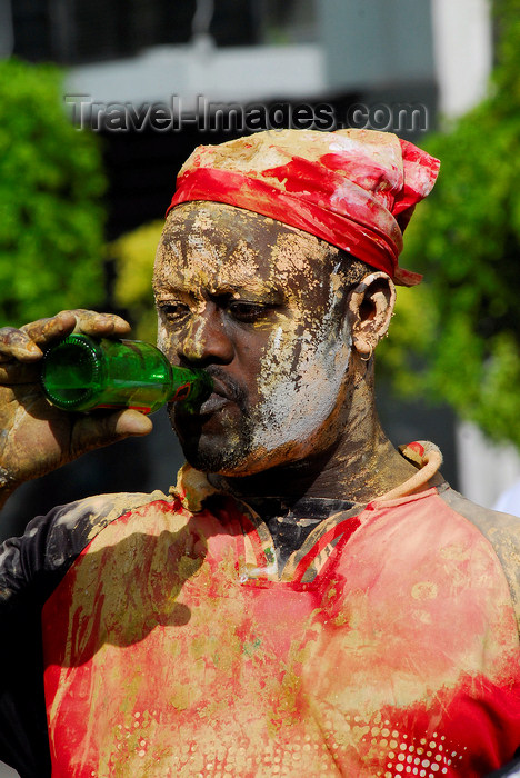 trinidad-tobago75: Port of Spain, Trinidad and Tobago: mud covered man drinking beer - carnival parade - Jouvert - photo by E.Petitalot - (c) Travel-Images.com - Stock Photography agency - Image Bank