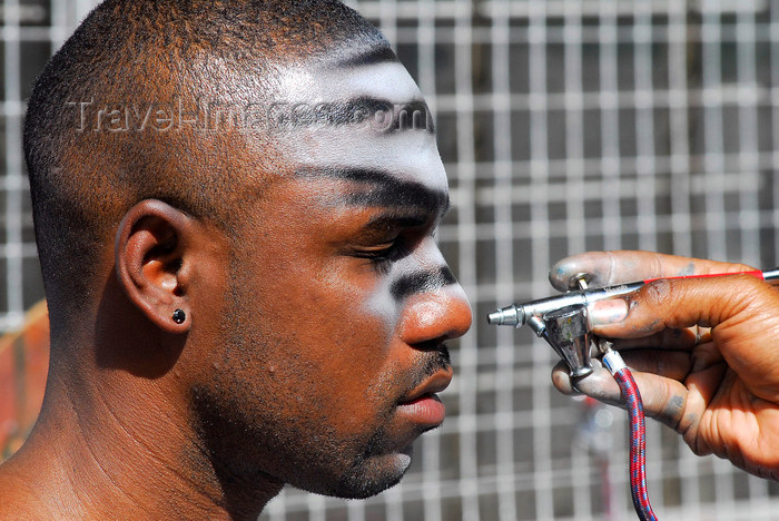 trinidad-tobago76: Port of Spain, Trinidad and Tobago: face painting with a spray gun - Trinidad Carnival - photo by E.Petitalot - (c) Travel-Images.com - Stock Photography agency - Image Bank