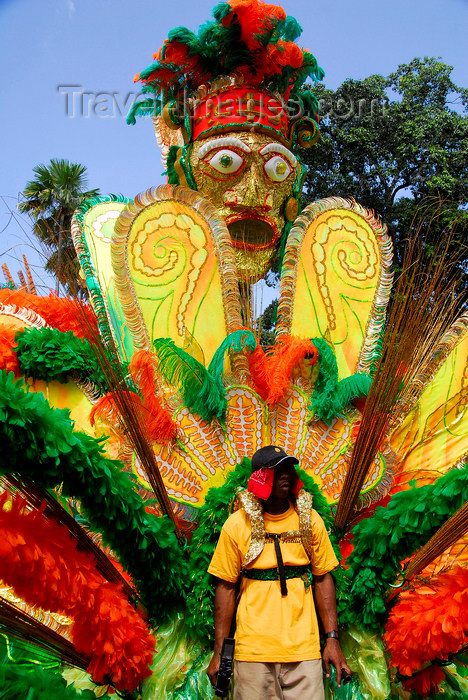 trinidad-tobago80: Port of Spain, Trinidad and Tobago: Caribbean carnival parade - mask - photo by E.Petitalot - (c) Travel-Images.com - Stock Photography agency - Image Bank