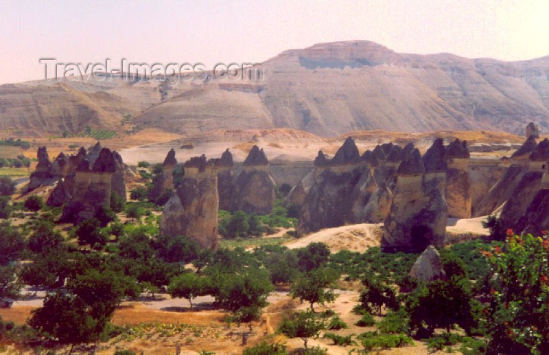 turkey12: Turkey - Göreme (Capadocia): fairy chimneys - Göreme National Park - photo by M.Torres - (c) Travel-Images.com - Stock Photography agency - Image Bank