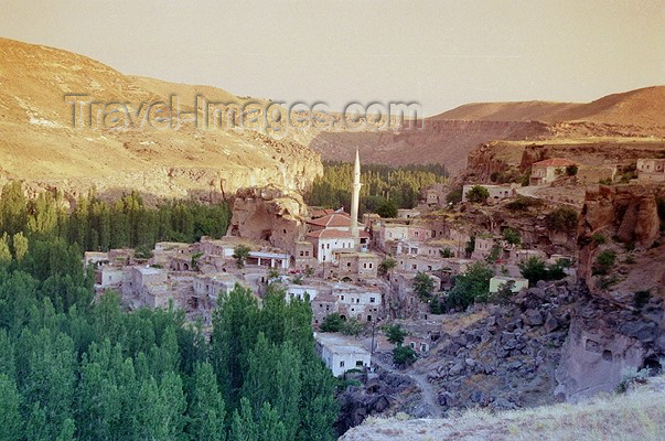 turkey125: Turkey - Belisirma (Nevsehir province): the town and the valley - photo by J.Kaman - (c) Travel-Images.com - Stock Photography agency - Image Bank
