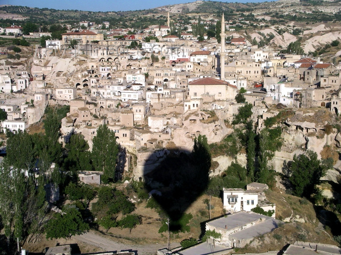 turkey136: Turkey - Cappadocia - Goreme: balloon over the town - photo by R.Wallace - (c) Travel-Images.com - Stock Photography agency - Image Bank