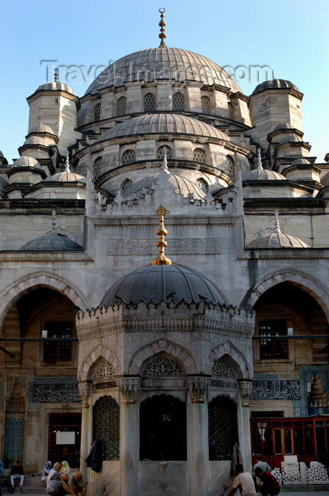 turkey187: Istanbul, Turkey: courtyard of Yeni camii / the New mosque - architect Davud Aga - photo by J.Wreford - (c) Travel-Images.com - Stock Photography agency - Image Bank