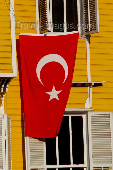 turkey203: Istanbul, Turkey: Turkish flag outside Tourist police station - Turizm Sube Mudurlugu - photo by J.Wreford - (c) Travel-Images.com - Stock Photography agency - Image Bank