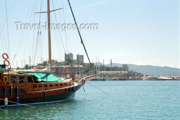 turkey233: Turkey - Bodrum (Mugla Province): old yacht and St. Peter's castle, designed by the German knight-architect Heinrich Schlegelholt - built by the Order of the Knights Hospitallers of St. John of Jerusalem - Gulet - photo by M.Bergsma - (c) Travel-Images.com - Stock Photography agency - Image Bank