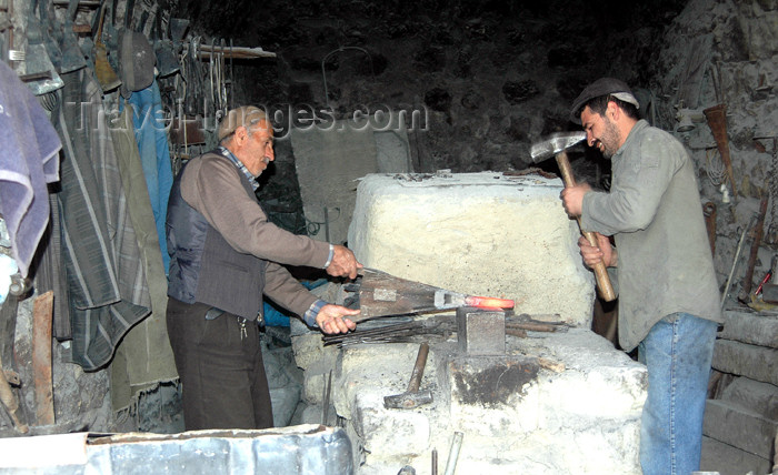 turkey268: Turkey - Mardin: blacksmiths - ferreurs - photo by C. le Mire - (c) Travel-Images.com - Stock Photography agency - Image Bank