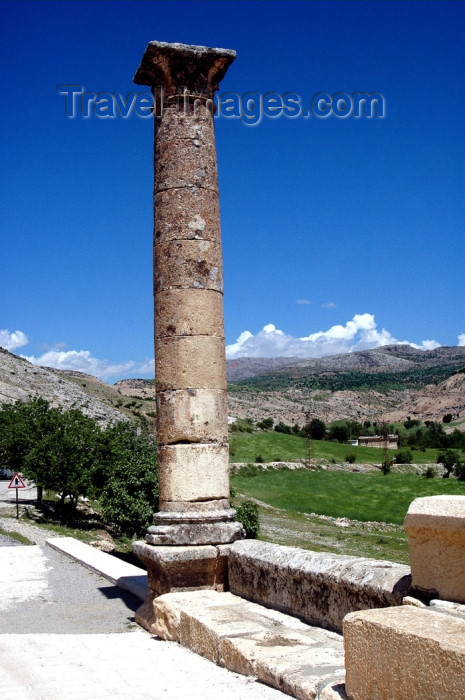turkey277: Turkey - Kahta Cayi valley: column near the Cendere Roman bridge - Cendere Koprusu - photo by C. le Mire - (c) Travel-Images.com - Stock Photography agency - Image Bank