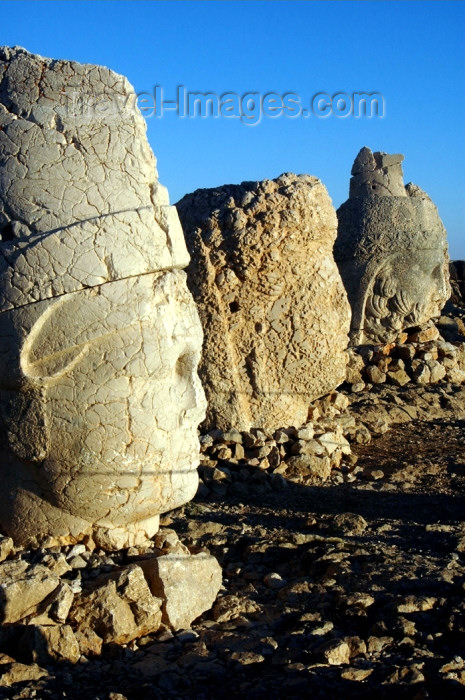 turkey278: Mt Nemrut / Nemrut Dagi / Mount Nimrod - Adiyaman province, Southeastern Anatolia, Turkey: line of statue heads - UNESCO World Heritage Site - photo by C. le Mire - (c) Travel-Images.com - Stock Photography agency - Image Bank