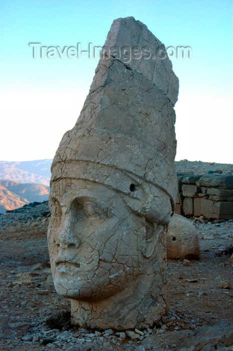 turkey281: Mt Nemrut National Park / Nemrut Dagi / Mount Nimrod / Çiyayê Nemrud, Adiyaman province, Southeastern Anatolia, Turkey: Commagene king Antiochus I - statue with tall head-gear - Western Terrace - photo by C. le Mire - (c) Travel-Images.com - Stock Photography agency - Image Bank