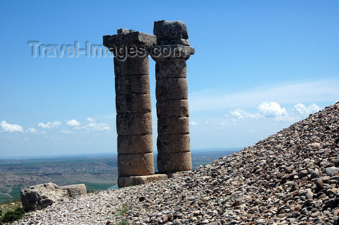 turkey284: Turkey - Karakus Tumulus - tomb of the kings of Commagene - Doric columns - photo by C. le Mire - (c) Travel-Images.com - Stock Photography agency - Image Bank