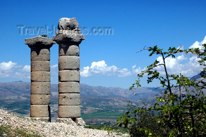 turkey285: Turkey - Karakus Tumulus - tomb of the kings of Commagene - two columns, one with a lion - photo by C. le Mire - (c) Travel-Images.com - Stock Photography agency - Image Bank