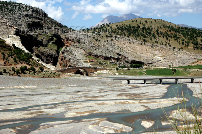 turkey287: Turkey - Kahta Cayi valley: the Roman bridge and the Turkish bridge - Cendere Koprusu - photo by C. le Mire - (c) Travel-Images.com - Stock Photography agency - Image Bank