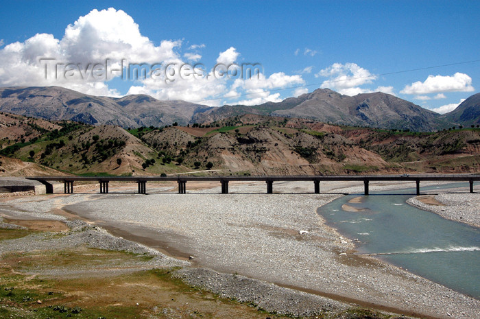 turkey288: Turkey - valley between Kahta and Mt Nemrud: Cendere river, the ancient Chabinas - Kahta Cayi valley - photo by C. le Mire - (c) Travel-Images.com - Stock Photography agency - Image Bank