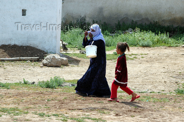 turkey307: Turkey - Harran: woman and girl - photo by C. le Mire - (c) Travel-Images.com - Stock Photography agency - Image Bank