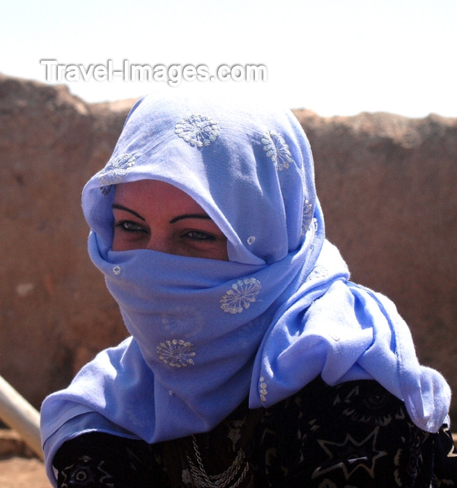 turkey308: Harran, Sanli Urfa province, Southeastern Anatolia: young Arab woman with hijab - Jeune femme voilée - photo by C. le Mire - (c) Travel-Images.com - Stock Photography agency - Image Bank