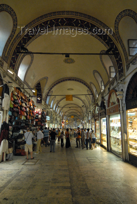 turkey410:  Istanbul, Turkey: in the bazaar - Kapali Carsi - built under Sultan Mehmed the Conqueror - photo by M.Torres - (c) Travel-Images.com - Stock Photography agency - Image Bank