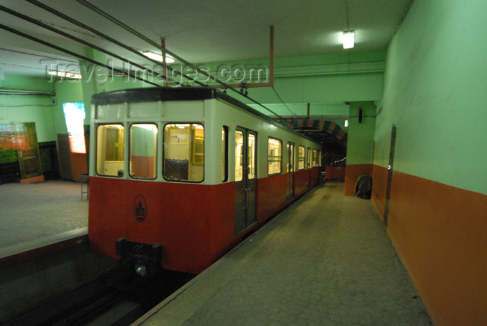 turkey419: Istanbul, Turkey: the tunel - Galata-Péra funicular - designed by French civil engineer Eugene-Henri Gavand - photo by M.Torres - (c) Travel-Images.com - Stock Photography agency - Image Bank