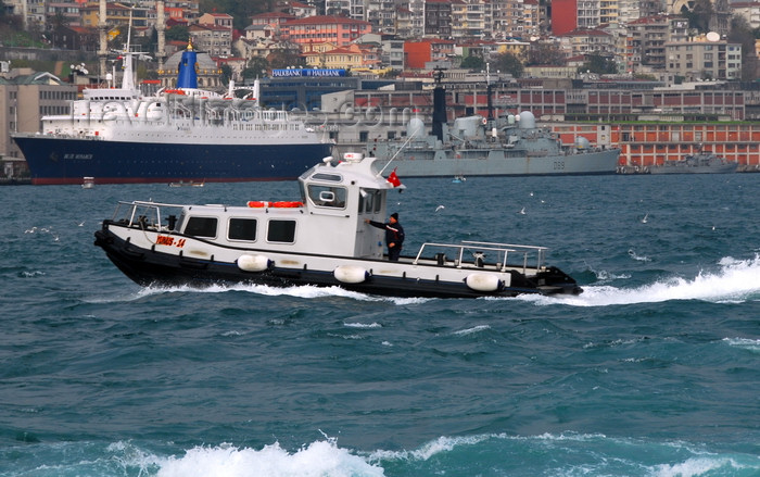 turkey442: Istanbul, Turkey: Bosphorus and Beyoglu - Istanbul Modern - pilots' boat, the cruise ship Blue Monarch and the Royal Navy destroyer MS Exeter (D89) - photo by M.Torres - (c) Travel-Images.com - Stock Photography agency - Image Bank