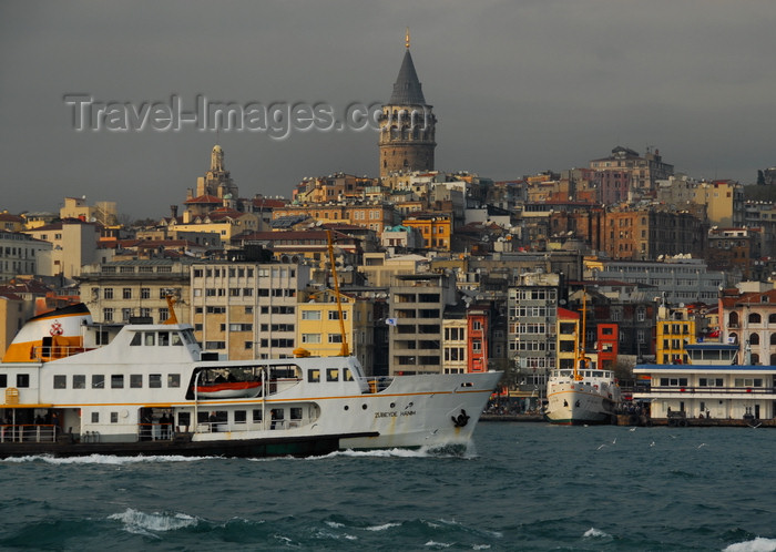 turkey444: Istanbul, Turkey: Zübeyde Hanim ferry in the Golden Horn, in front of the Galata area - Beyoglu district - photo by M.Torres - (c) Travel-Images.com - Stock Photography agency - Image Bank