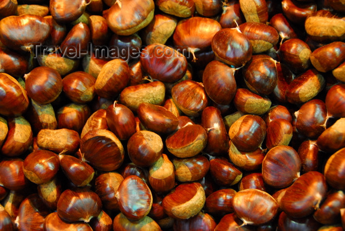 turkey446: Istanbul, Turkey: chestnuts - Spice Bazaar aka Egyptian Bazaar - Eminönü District - photo by M.Torres - (c) Travel-Images.com - Stock Photography agency - Image Bank