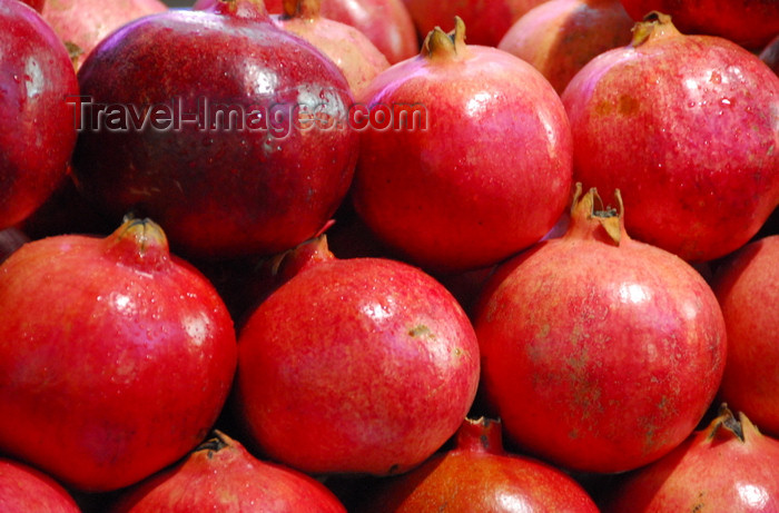 turkey447: Istanbul, Turkey: pomegranates - Spice Bazaar aka Egyptian Bazaar - Eminönü District - photo by M.Torres - (c) Travel-Images.com - Stock Photography agency - Image Bank