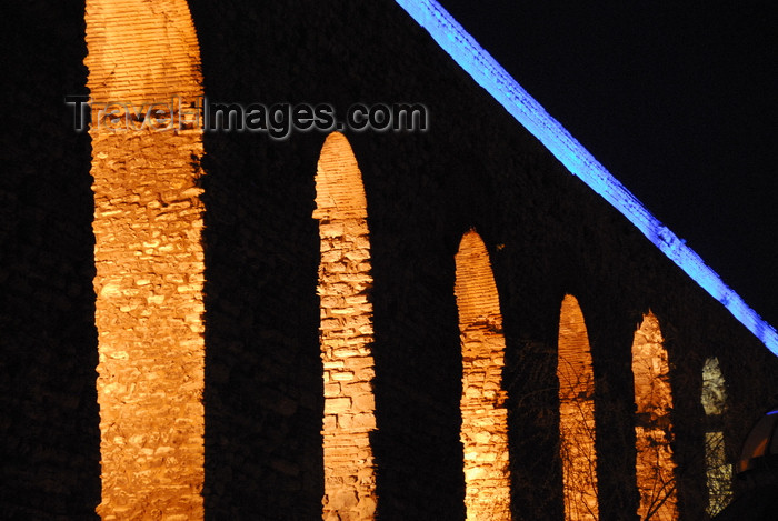 turkey457: Istanbul, Turkey: Valens aqueduct at night - built for Byzantium / Constantinople under Emperors Hadrian and Constantine I - Fatih District - photo by M.Torres - (c) Travel-Images.com - Stock Photography agency - Image Bank