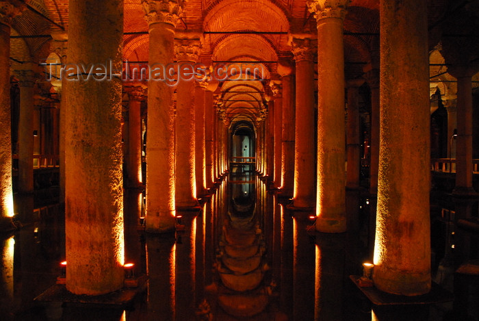 turkey469: Istanbul / Constantinople, Turkey: Basilica-Cistern - built under emperor Justinian I - forest of Byzantine columns in the underground water reservoir - Yerebatan Sarayi - Yerebatan Caddesi, Eminönü-District - photo by M.Torres - (c) Travel-Images.com - Stock Photography agency - Image Bank