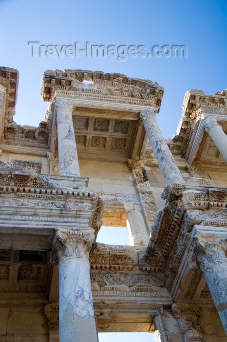 turkey48: Efes / Ephesus - Selcuk, Izmir province, Turkey: top section of the Library of Celsus - a monumental tomb for Gaius Julius Celsus Polemaeanus, the governor of the province of Asia, built by his son Galius Julius Aquila - photo by D.Smith - (c) Travel-Images.com - Stock Photography agency - Image Bank