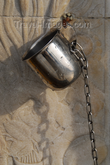 turkey488: Istanbul, Turkey: tin cup with chain at Ahmet III Fountain - Üsküdar square - Üsküdar District - photo by M.Torres - (c) Travel-Images.com - Stock Photography agency - Image Bank