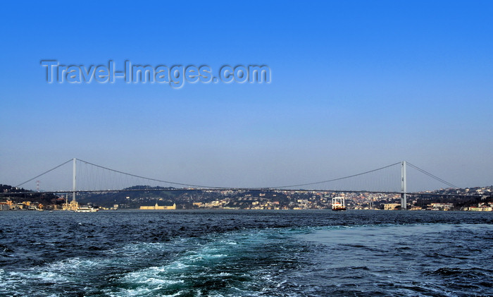 turkey490: Istanbul, Turkey:  Bosphorus Bridge - connecting Europe (left) and Asia (right), Ortaköy and Beylerbeyi respectively - gravity anchored suspension bridge designed by British civil engineers Sir Gilbert Roberts and William Brown - Bogaziçi Köprüsü - photo by M.Torres - (c) Travel-Images.com - Stock Photography agency - Image Bank