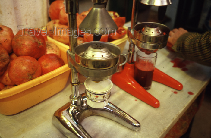 turkey498: Istanbul, Turkey: fresh juice in the market - device for making pomegranate juice - photo by S.Lund - (c) Travel-Images.com - Stock Photography agency - Image Bank