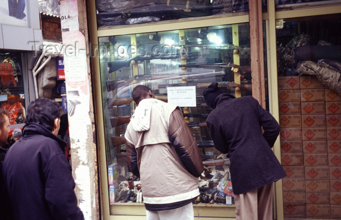 turkey499: Istanbul, Turkey: gun shop - photo by S.Lund - (c) Travel-Images.com - Stock Photography agency - Image Bank